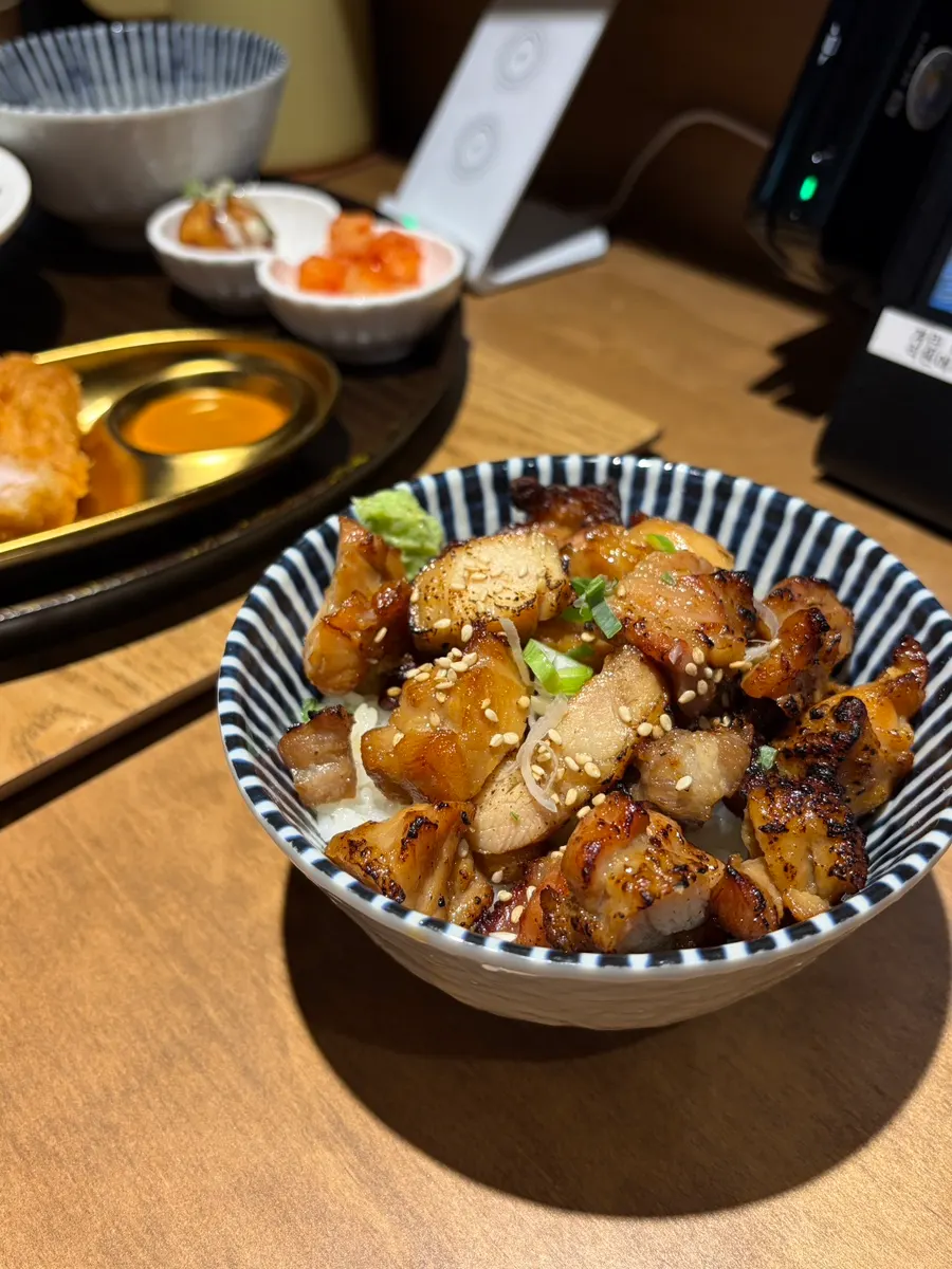 직화로 구운 닭고기가 올라간 야끼토리동