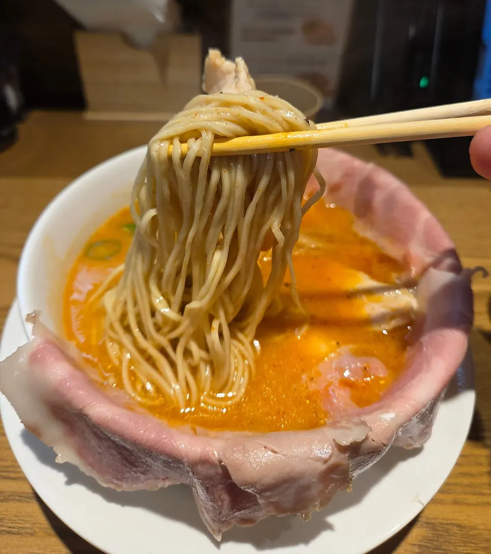 자가제면 호소멘을 건져올린 신토리파이탄 라멘