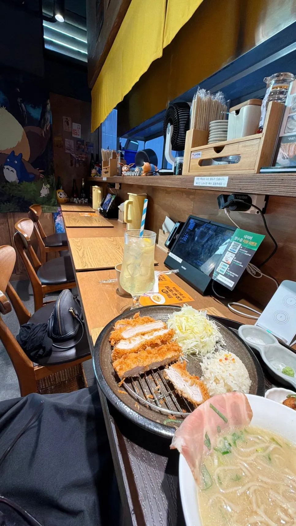 Counter (dachi) seats, good for solo dining