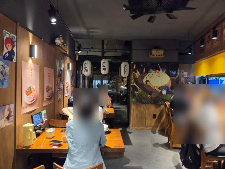 Fully occupied table and bar seats at Menji Hanam Misa Branch