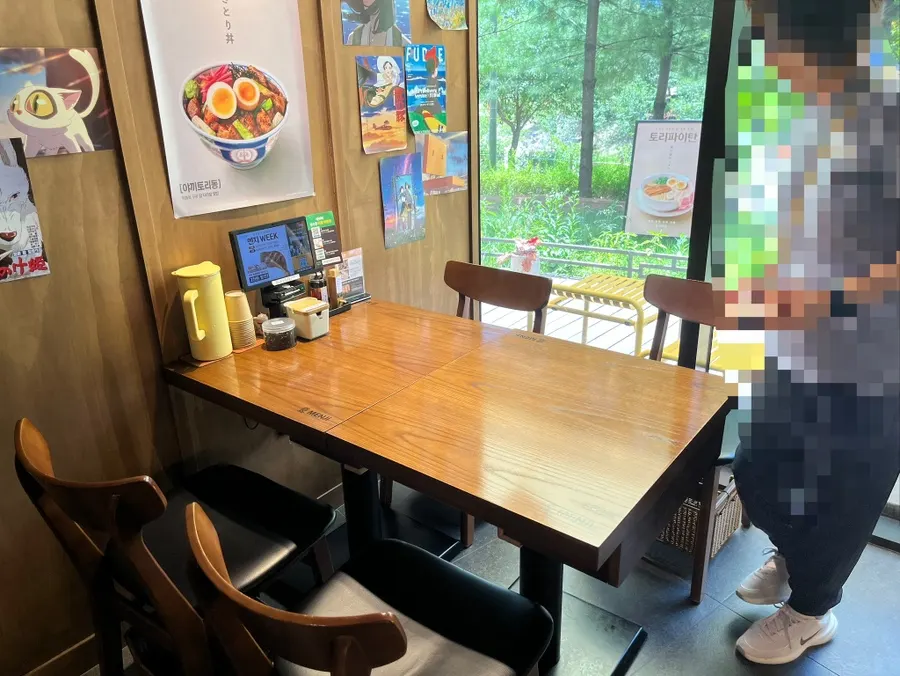 창이 탁 트인 멘지 하남미사점 홀과 바테이블석