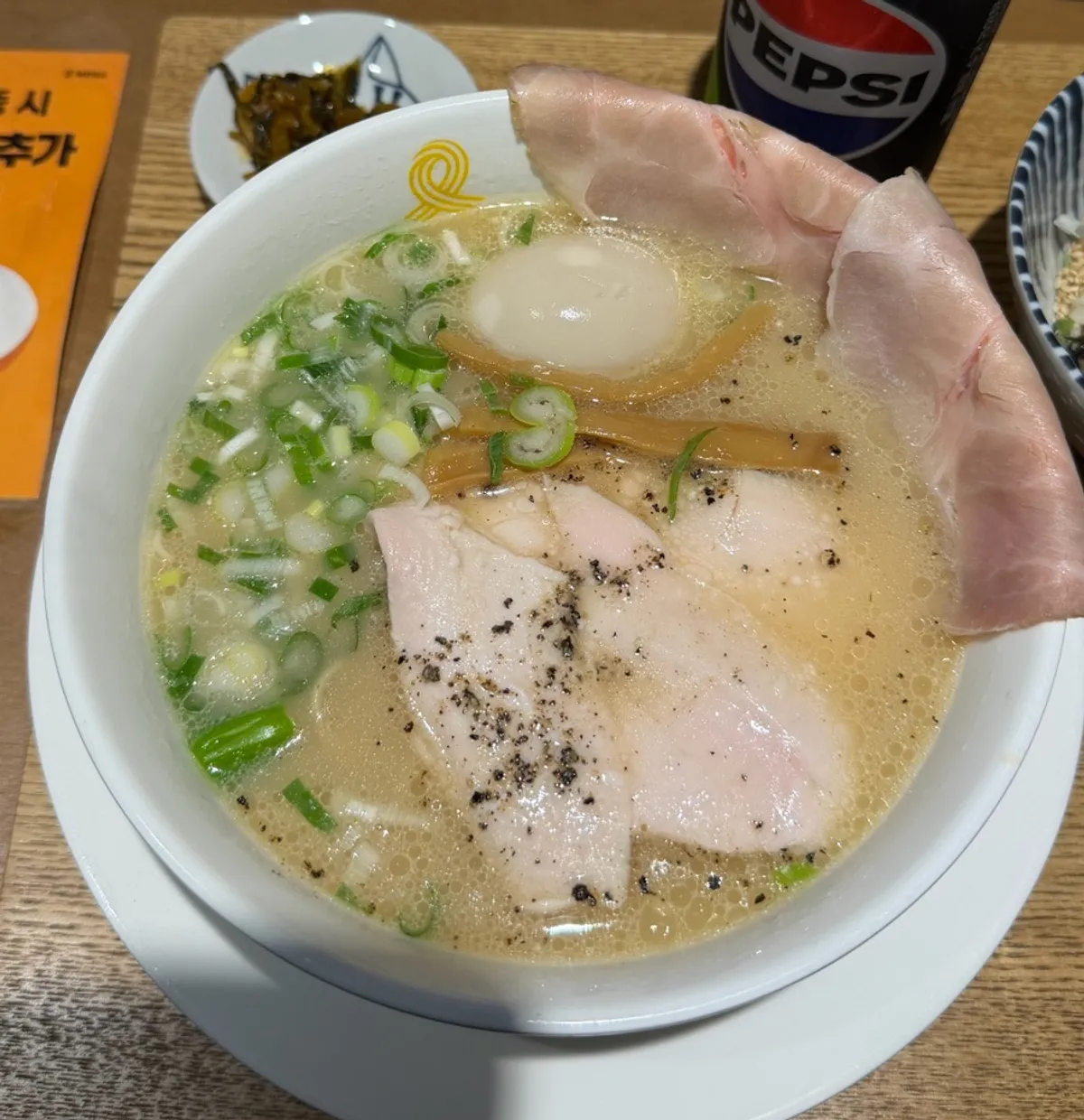 뽀얀 닭 육수의 멘지 토리파이탄 라멘 한 그릇