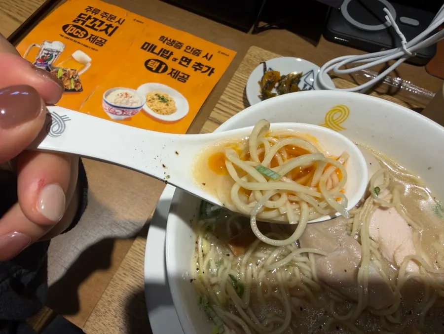 후추를 잔뜩 뿌린 토리파이탄 라멘 국물