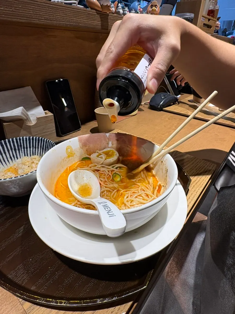 치즈밥을 라멘 국물에 비벼 먹는 모습