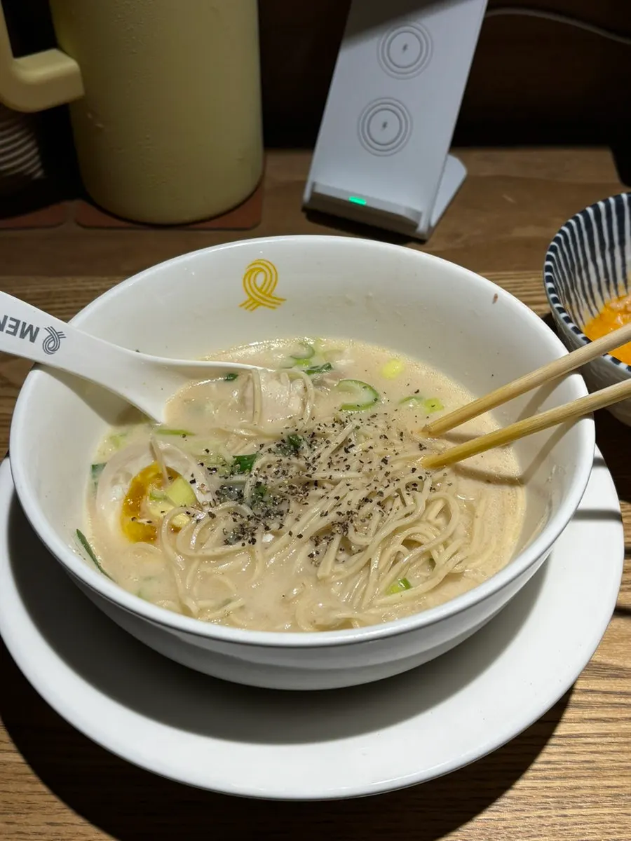 멘마와 차슈, 생면을 함께 집어 올린 라멘