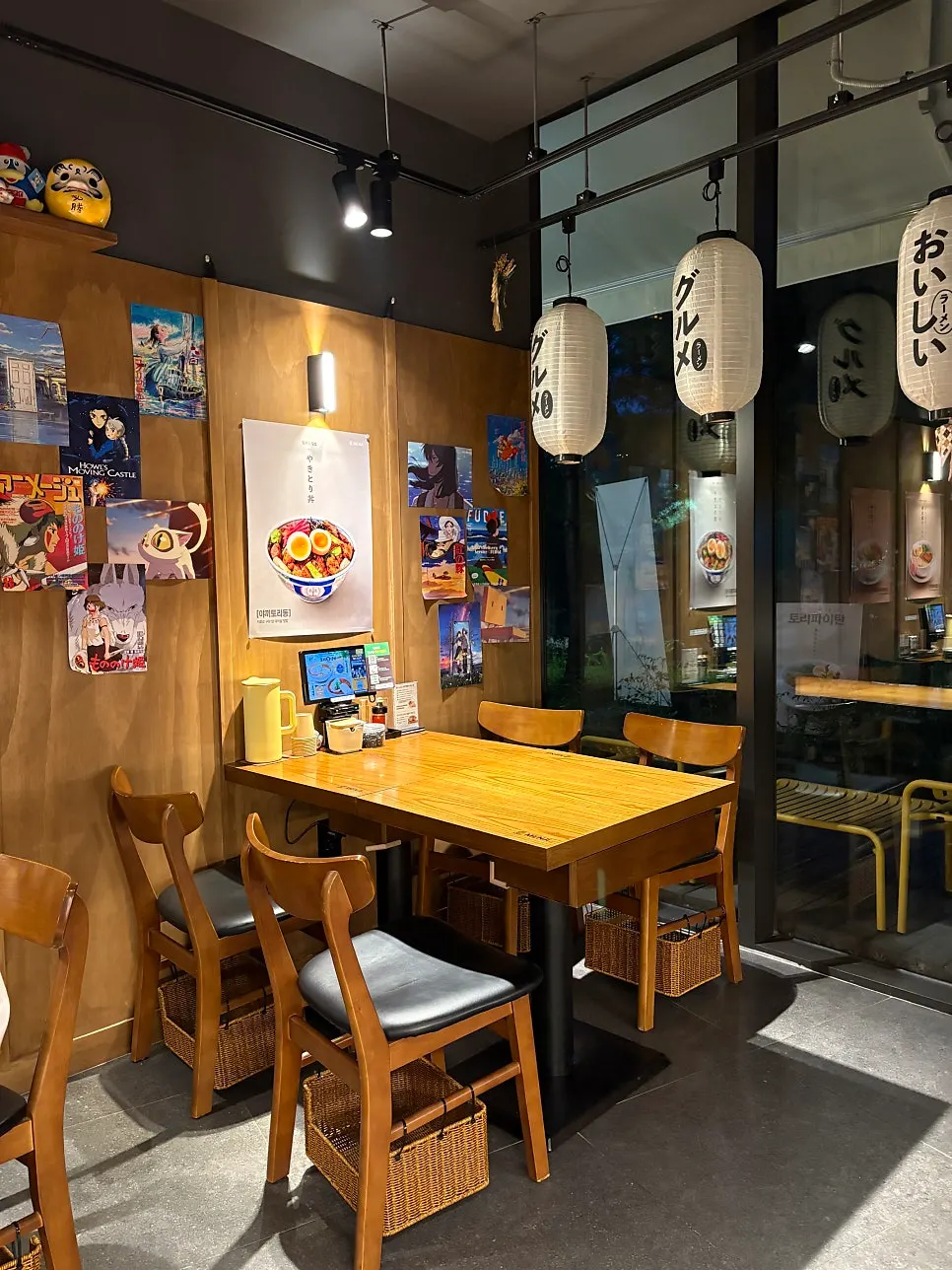 Indoor seating and decor at Menji Hanam Misa Branch