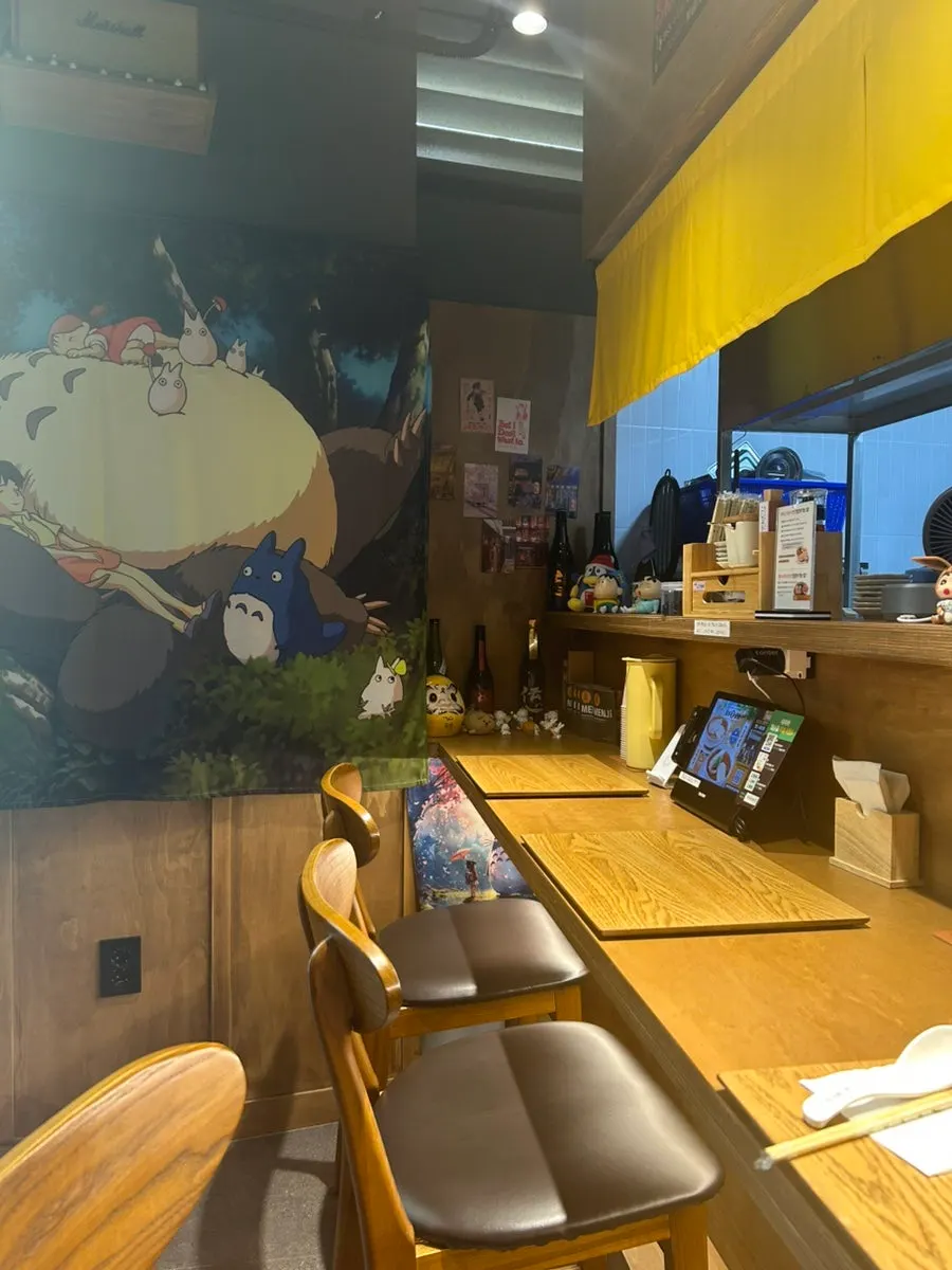 이지화이트브레드 빵집 안쪽으로 이어지는 라멘집 통로