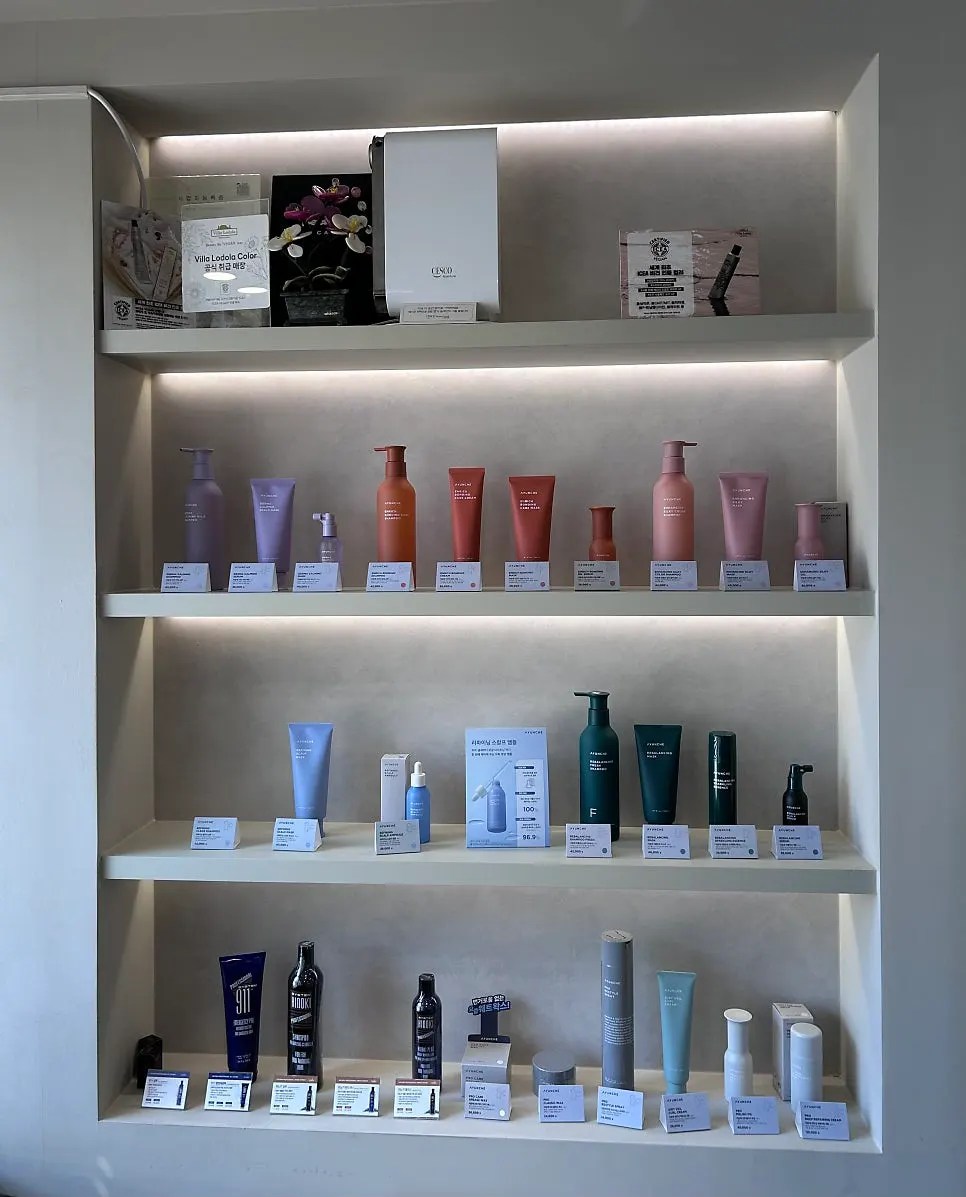 Applying the perm solution during the men's design perm
