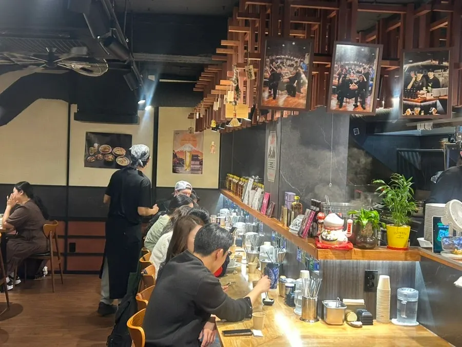멘츠루 시청점 테이블석 전경