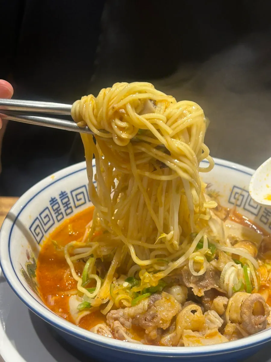 소곱창과 우삼겹이 올라간 매콤 모츠라멘