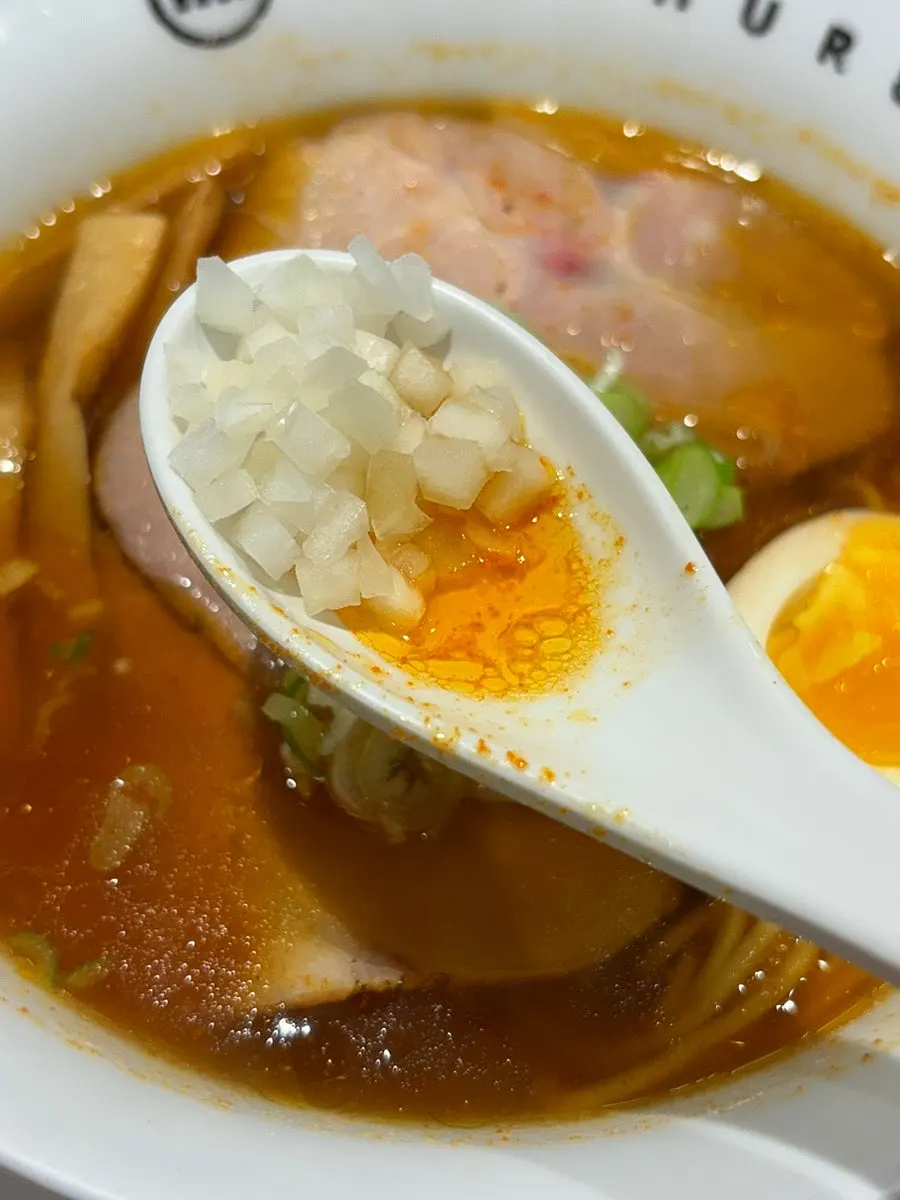 매운 쇼유라멘과 라멘 스푼에 올린 다진 마늘