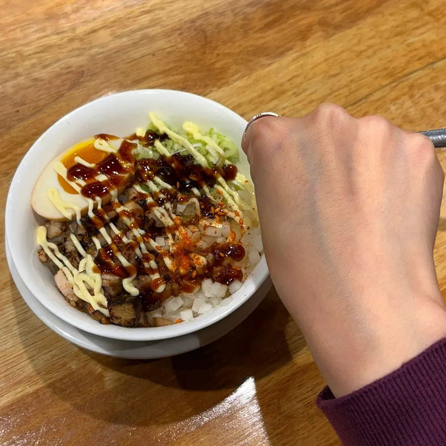 주먹과 크기를 비교한 미니덮밥
