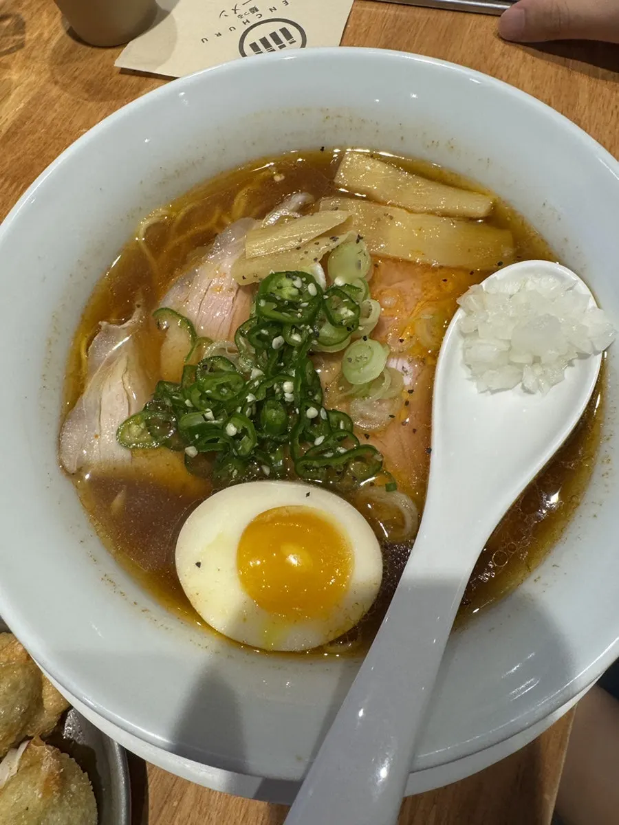 조개와 닭 육수 베이스의 매운 쇼유라멘