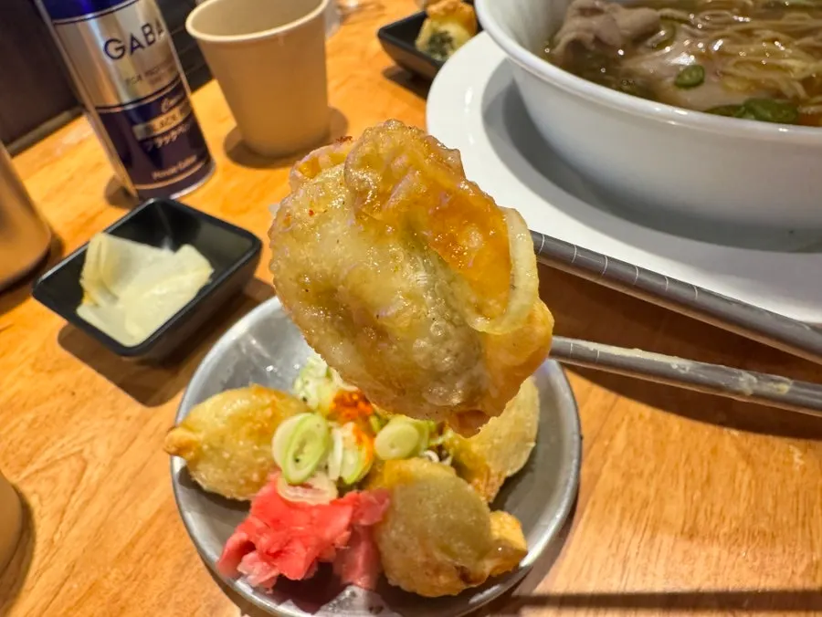 매운 쇼유라멘 국물 클로즈업
