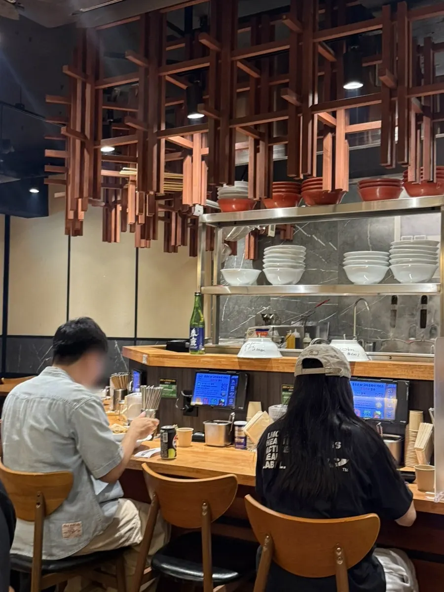 혼밥하기 좋은 멘츠루 바 테이블 좌석