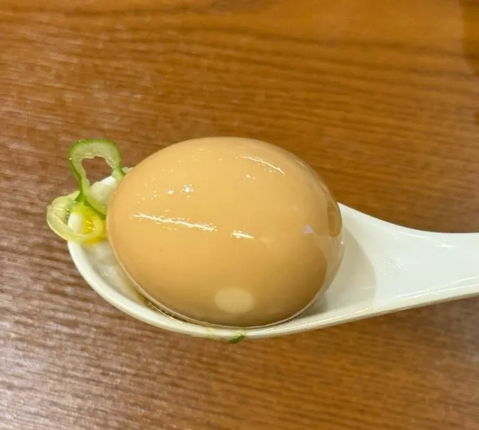 추가한 반숙 계란을 올린 라멘
