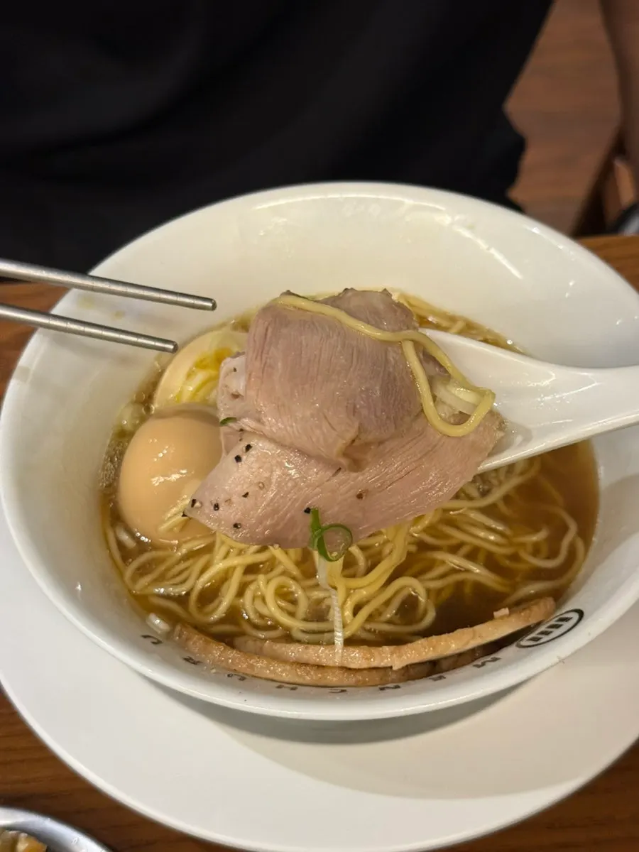 국물에 적신 반숙 계란 단면