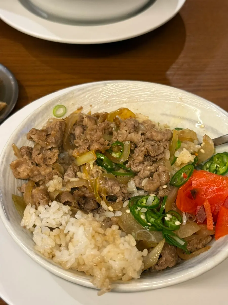 노른자를 비빈 규동 한 그릇