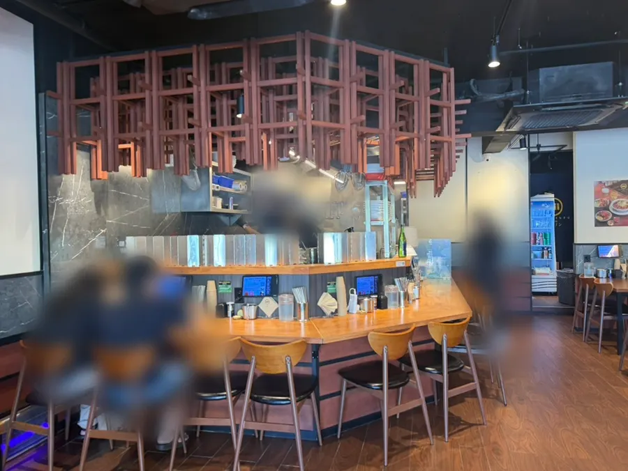 우드톤 인테리어의 멘츠루 내부