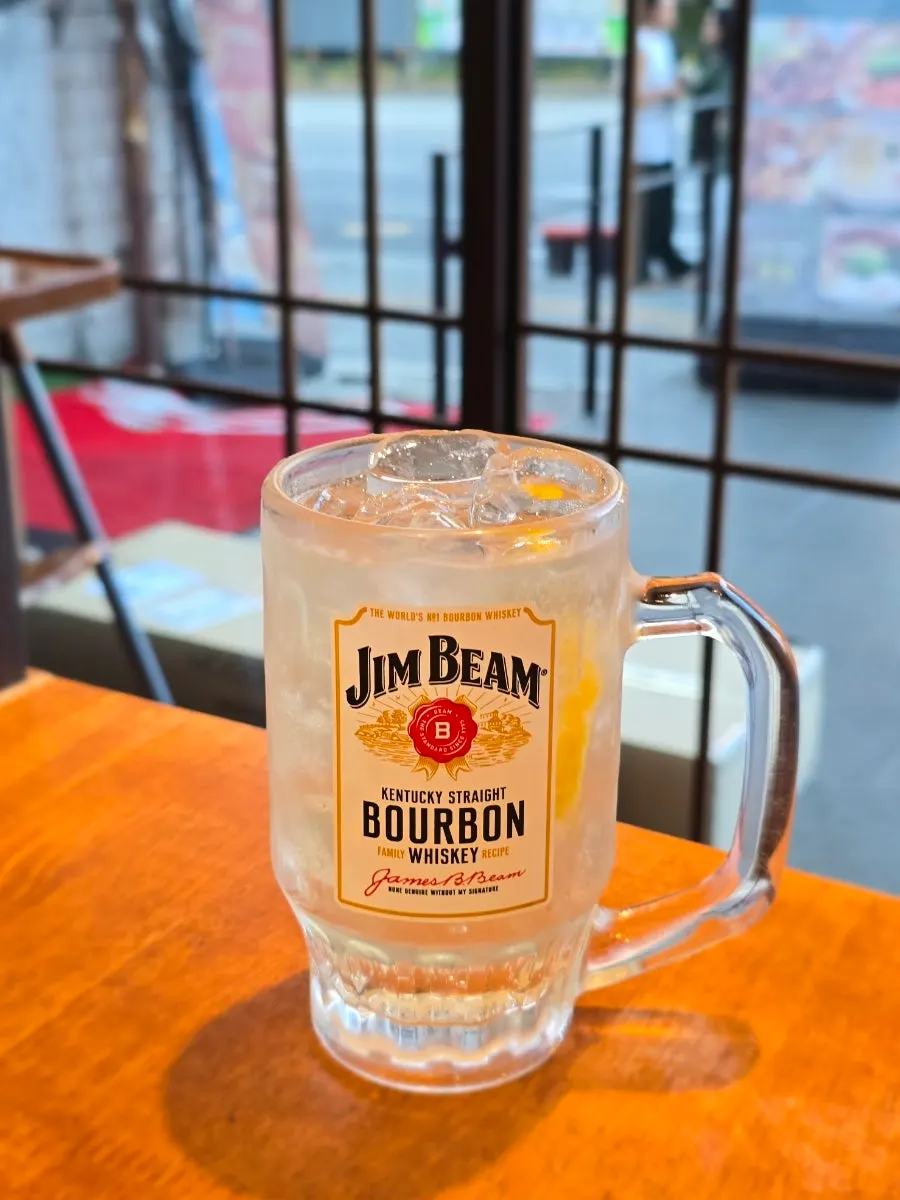 A glass of Suntory highball ordered at Mentsuru
