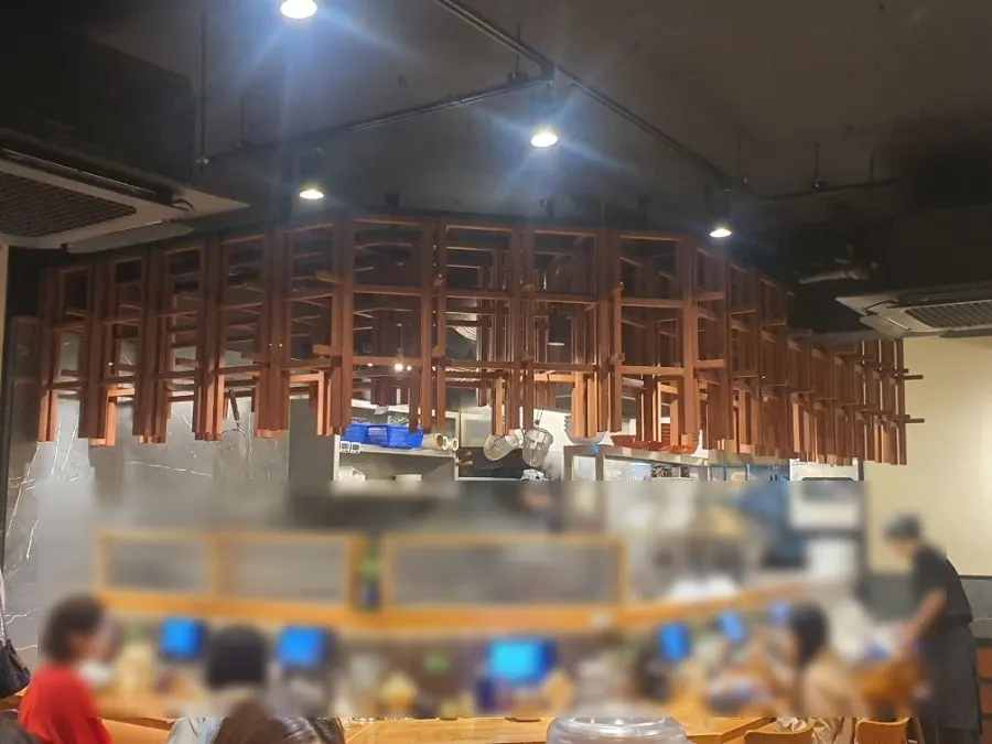 저녁 시간 손님으로 가득 찬 멘츠루 매장