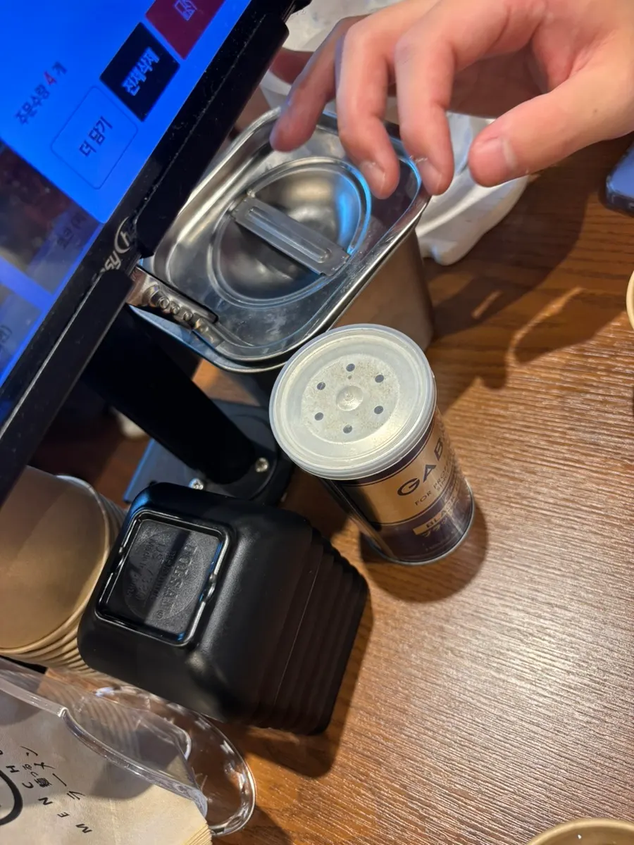 테이블에 놓인 후추와 단무지