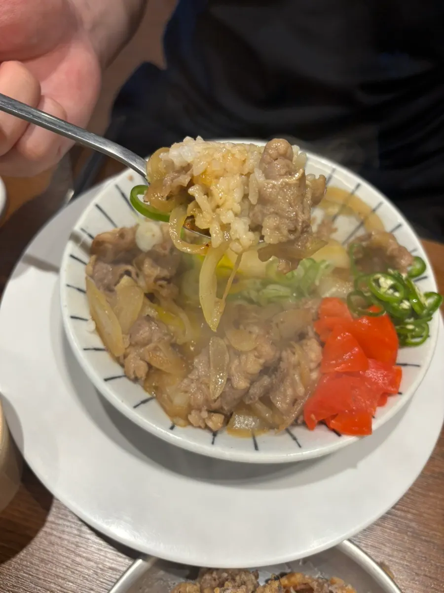 김이 올라오는 갓 나온 규동