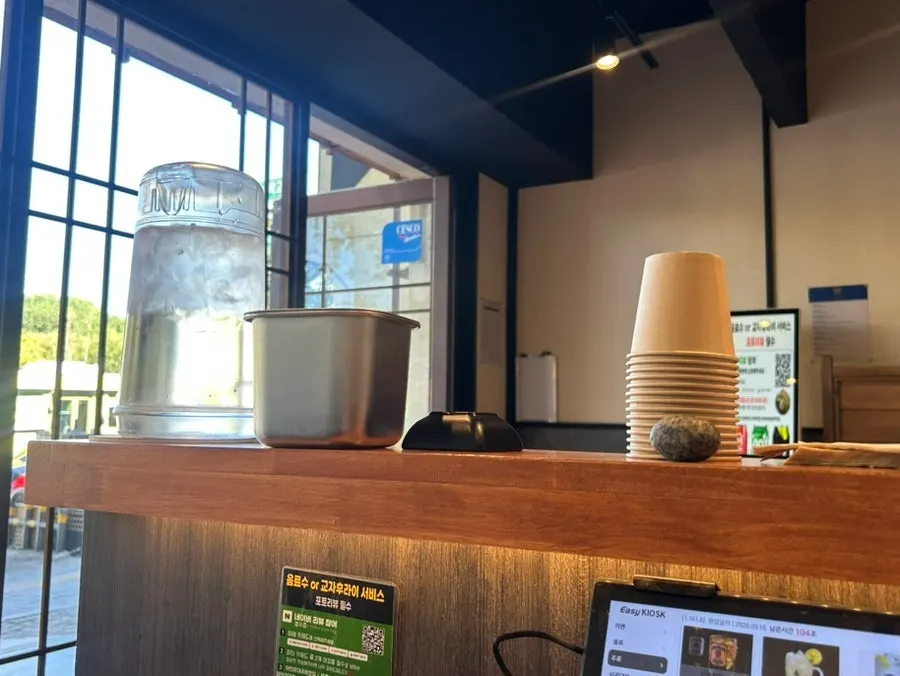 Water bottle and paper cups set on the table