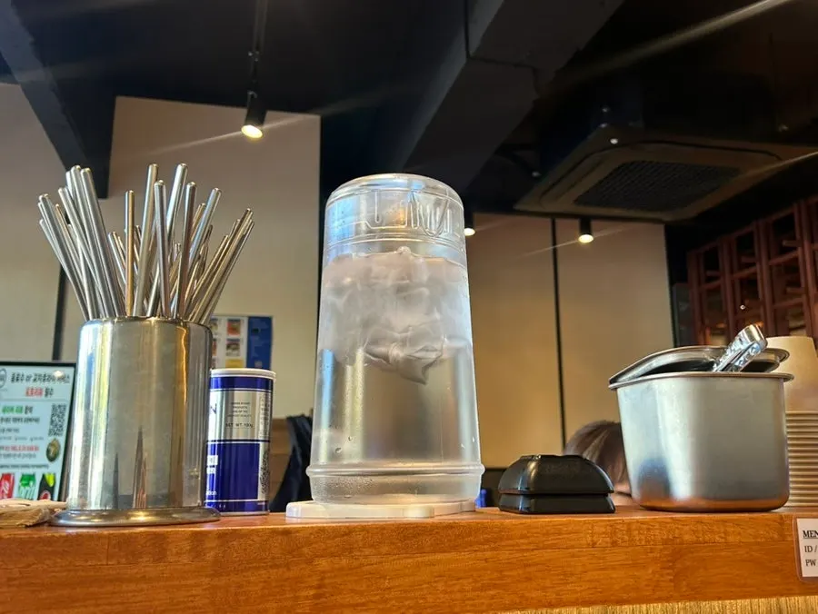 Table holder with spoons and chopsticks