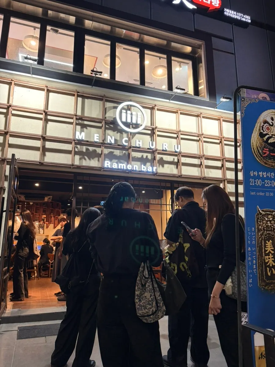 The waiting line outside Mentsuru Children's Grand Park Branch in the evening