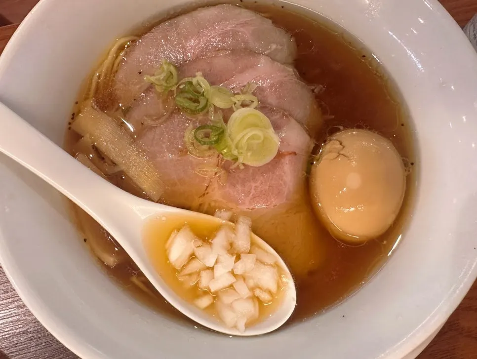 테이블에 놓인 기본 세팅