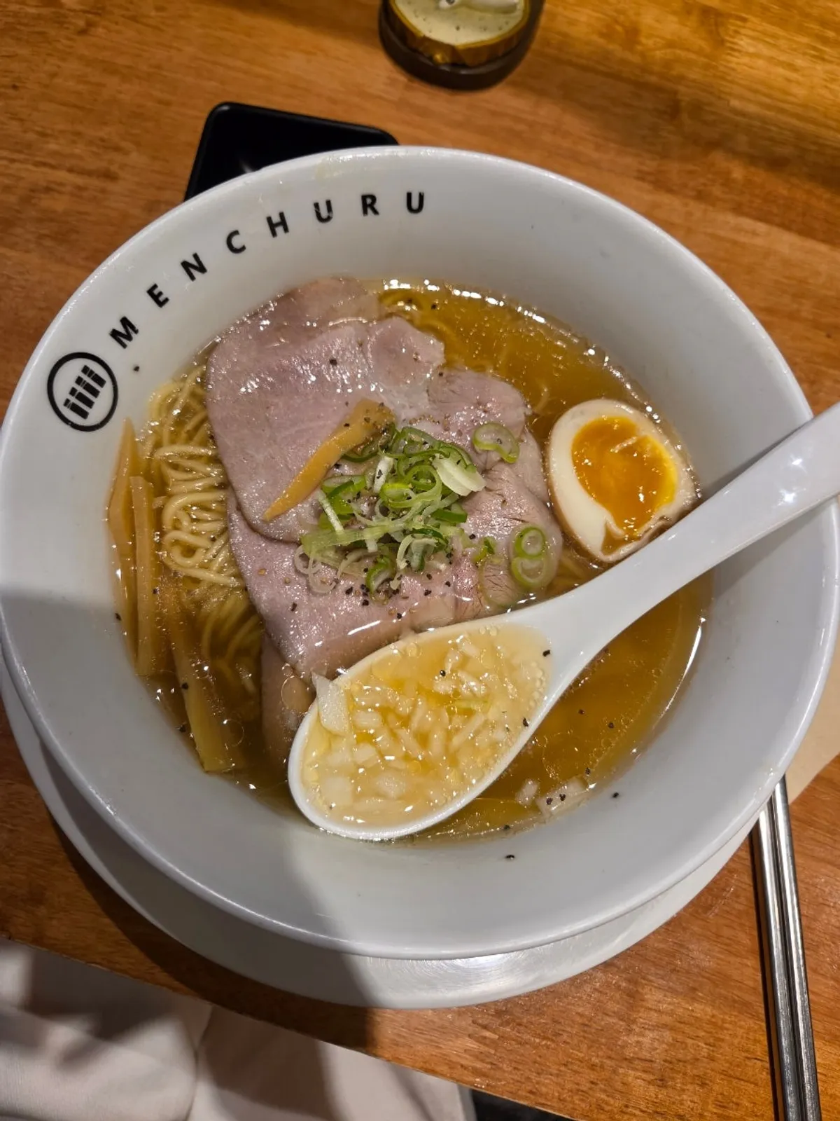 맑은 국물의 시오라멘 한 그릇