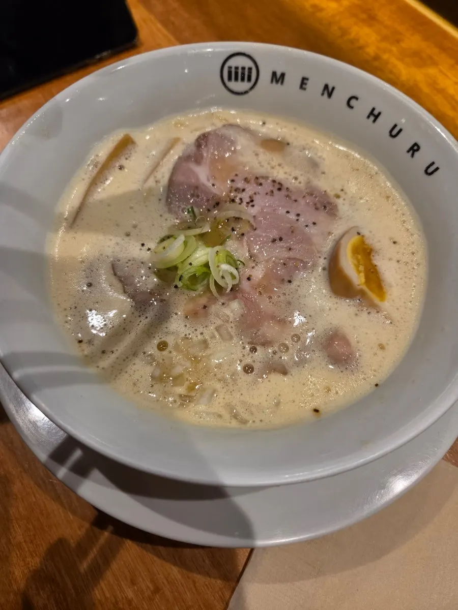 고기·멘마·반숙 계란이 올라간 토리파이탄 토핑