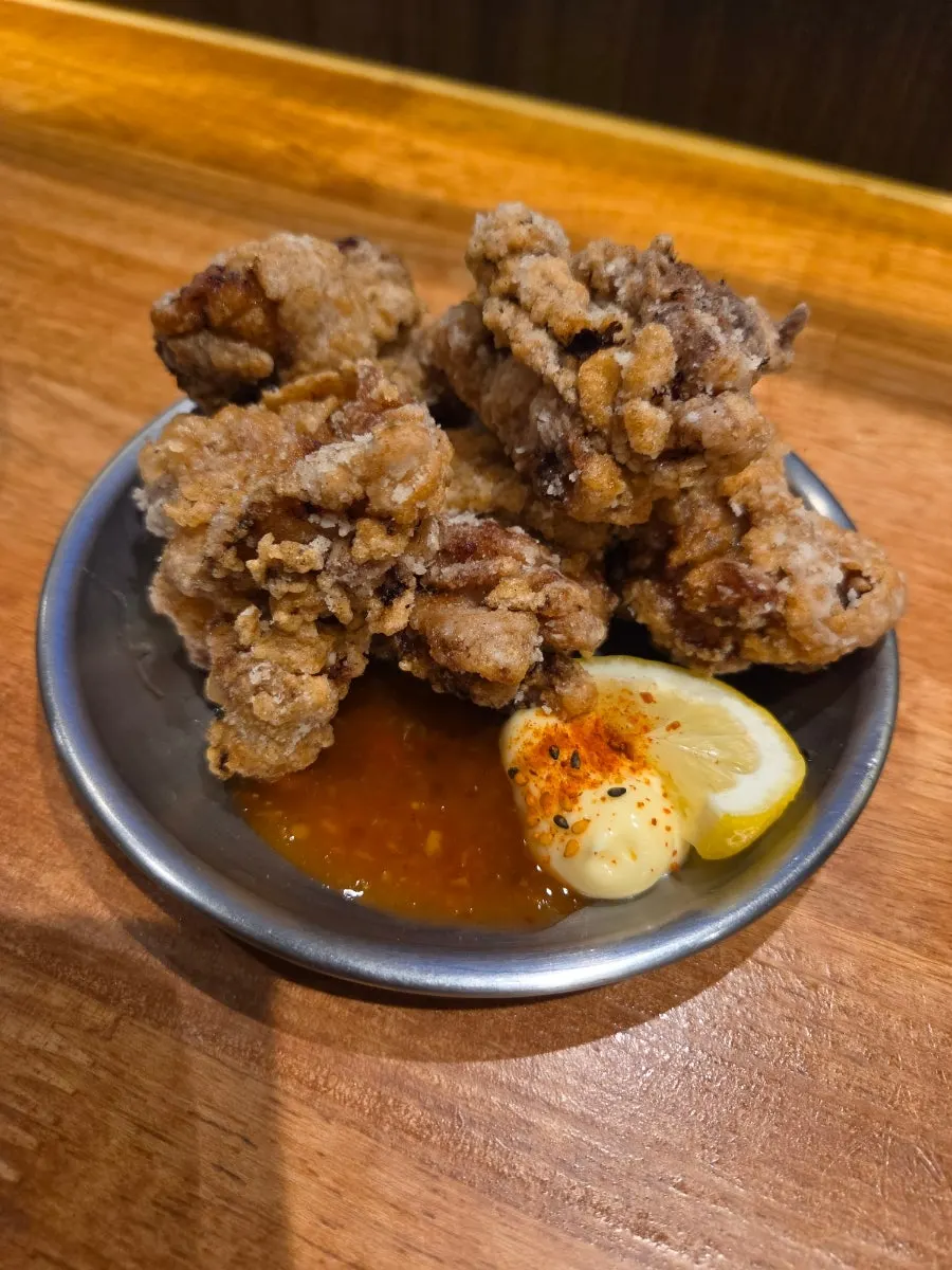 큼직한 조각의 치킨가라아게