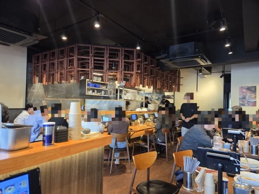 입구 키오스크와 준비된 앞치마