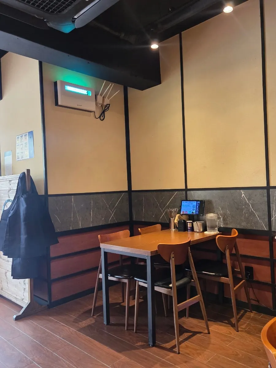 Wall-facing style seating