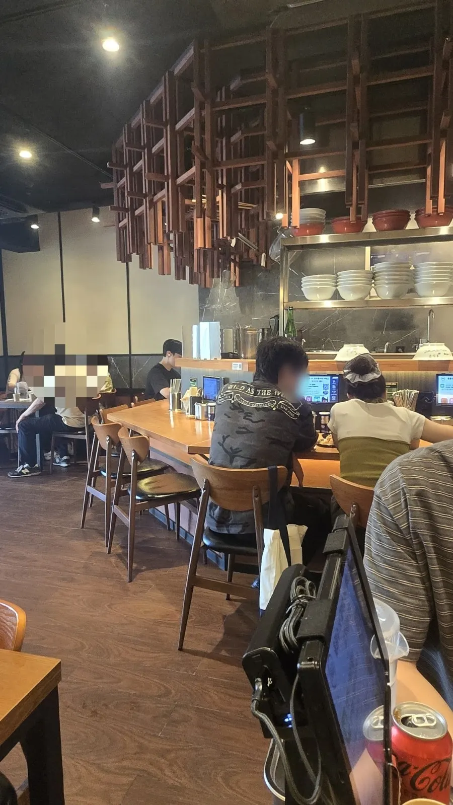 자리마다 놓인 주문용 패드가 있는 바 좌석