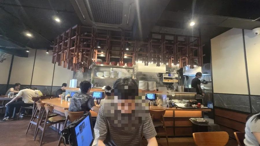 김이 오르는 오픈 주방 모습