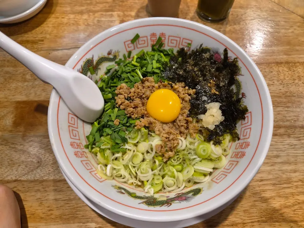 Mini donburi topped with meat and mayonnaise