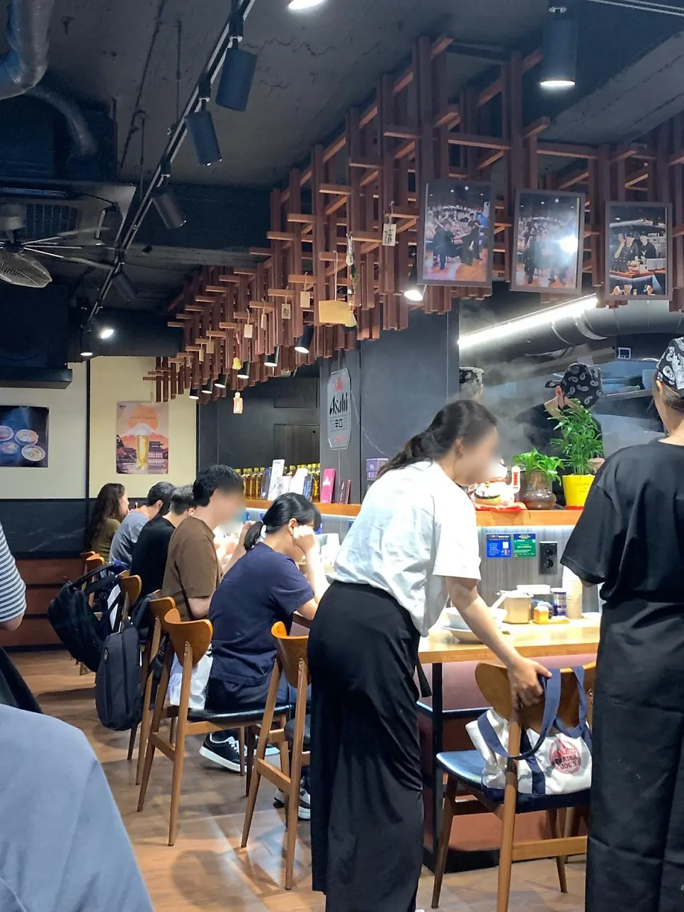 Solo dining seat for eating alone