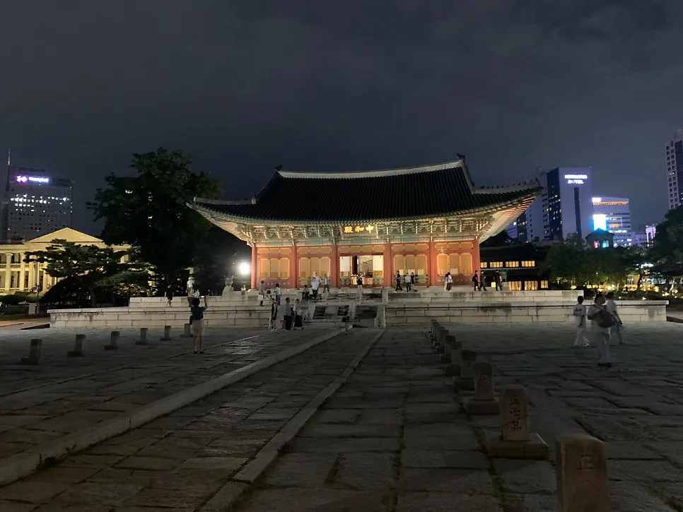 Night view of the Deoksugung night opening