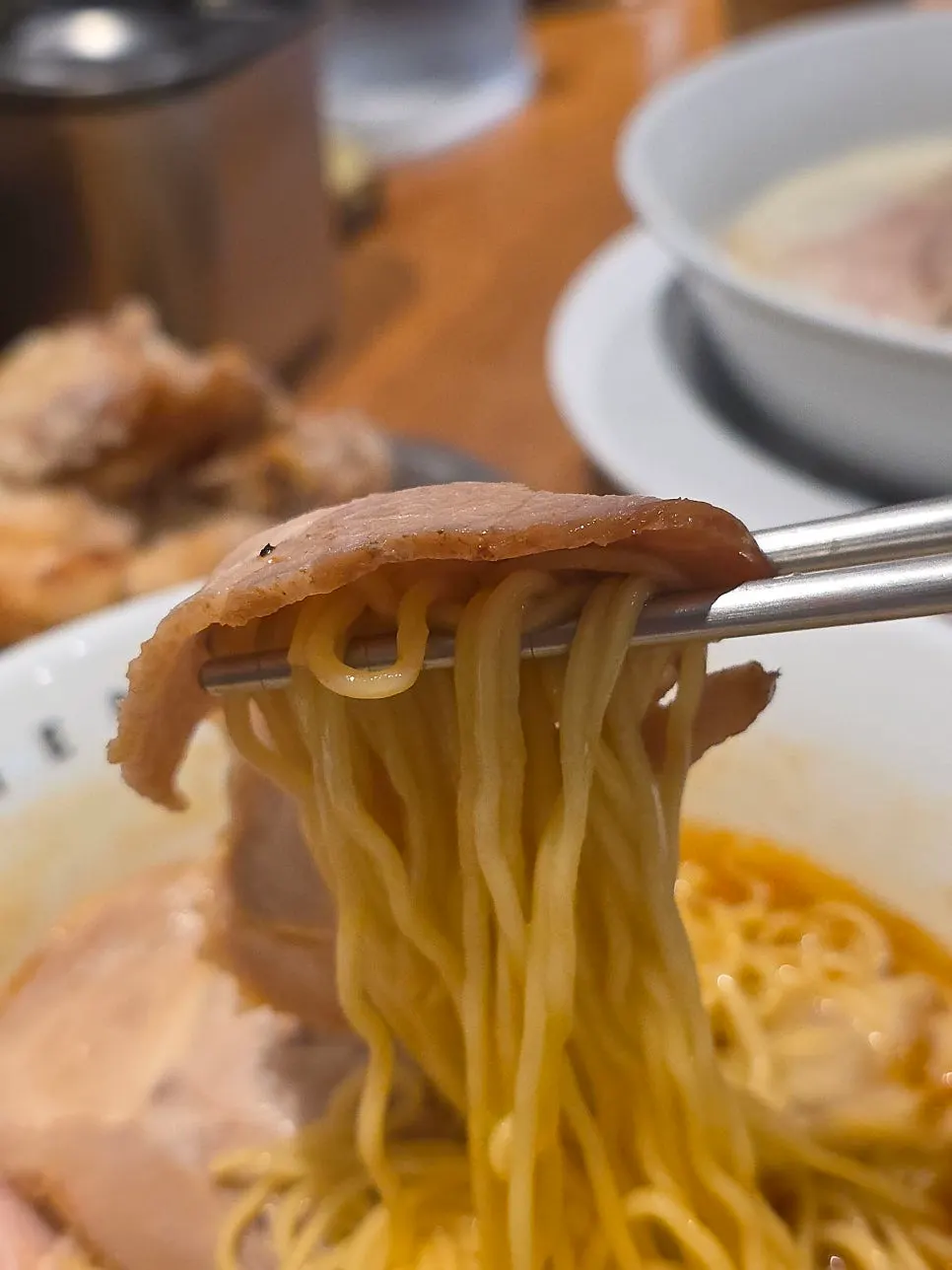 매운 쇼유라멘 면 들어올린 모습