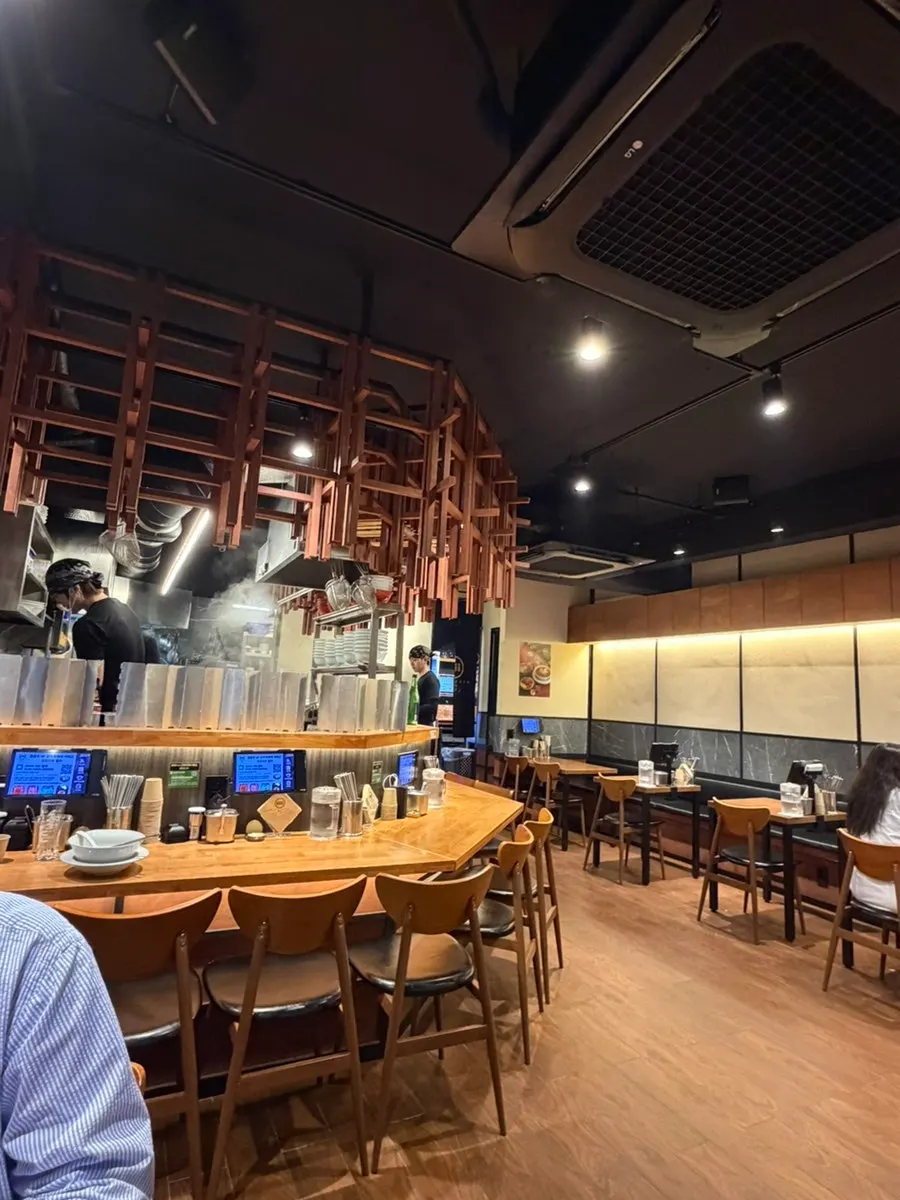 Mentsuru's U-shaped bar table seating