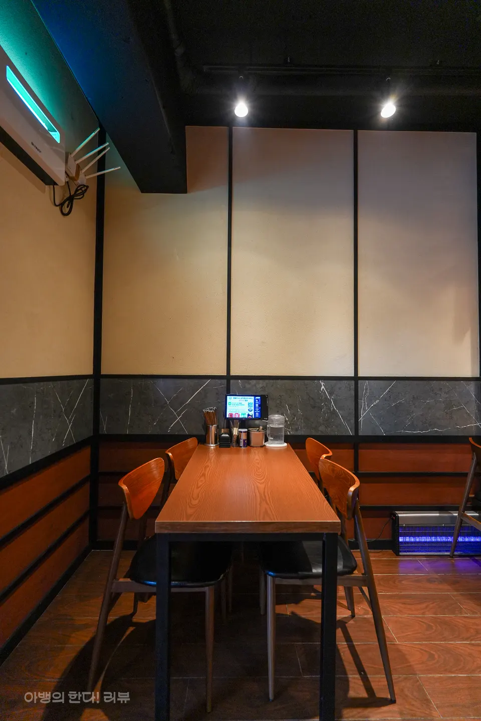 Rice bowl and side menu signage at Mentsuru