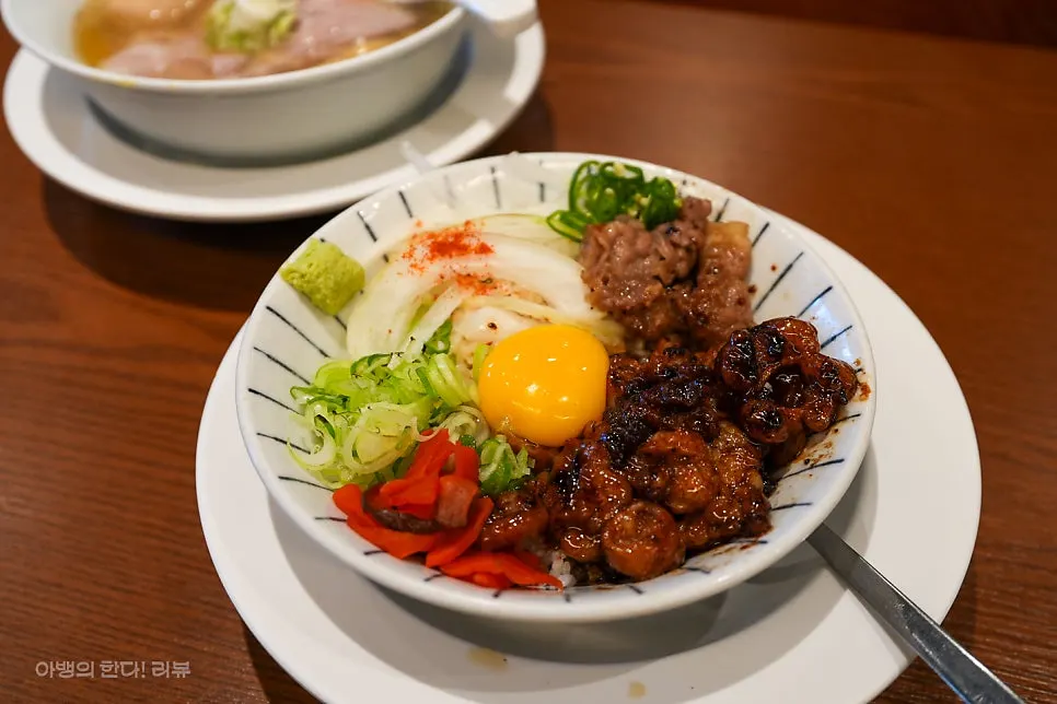 Shoyu ramen and hormone-don served together