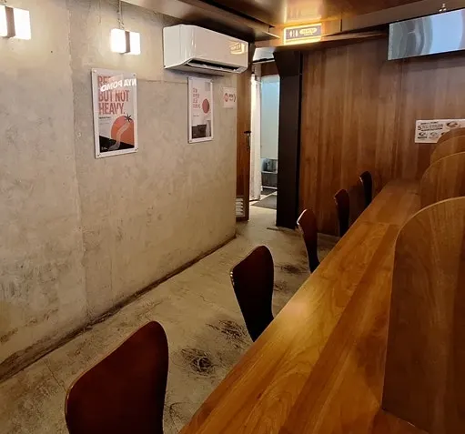 Solo-dining seats at Menya Pomo Seongsu Branch