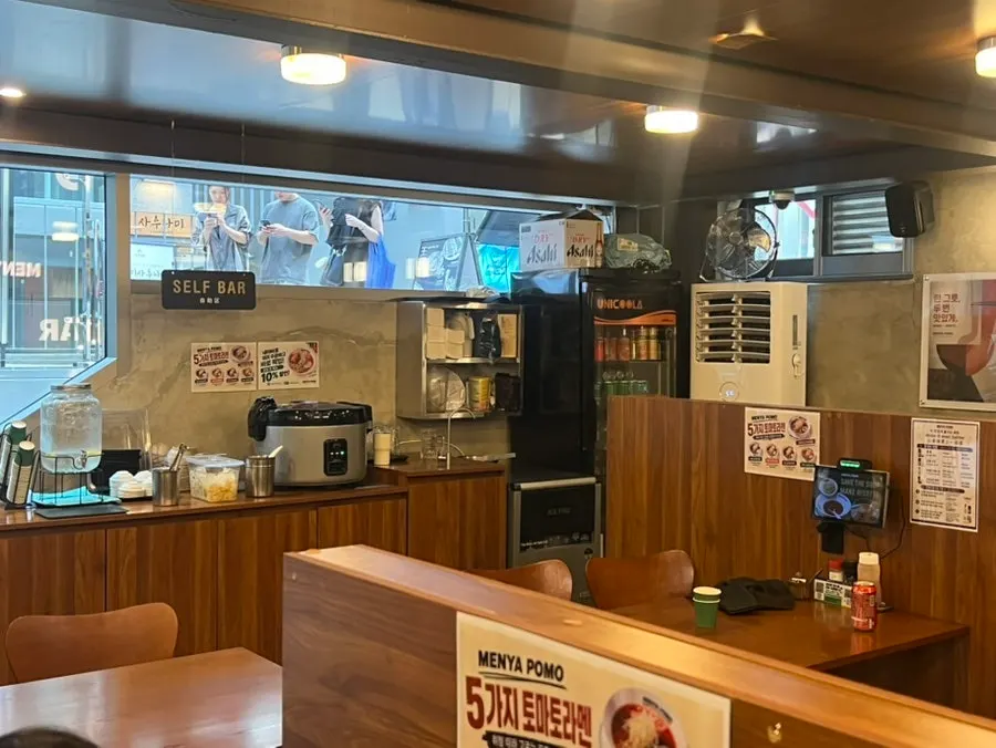 창이 큰 멘야포모 성수점 내부 좌석