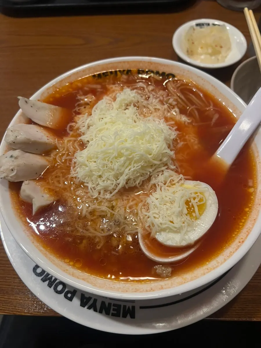 치즈를 추가한 치킨토마토라멘 한 그릇