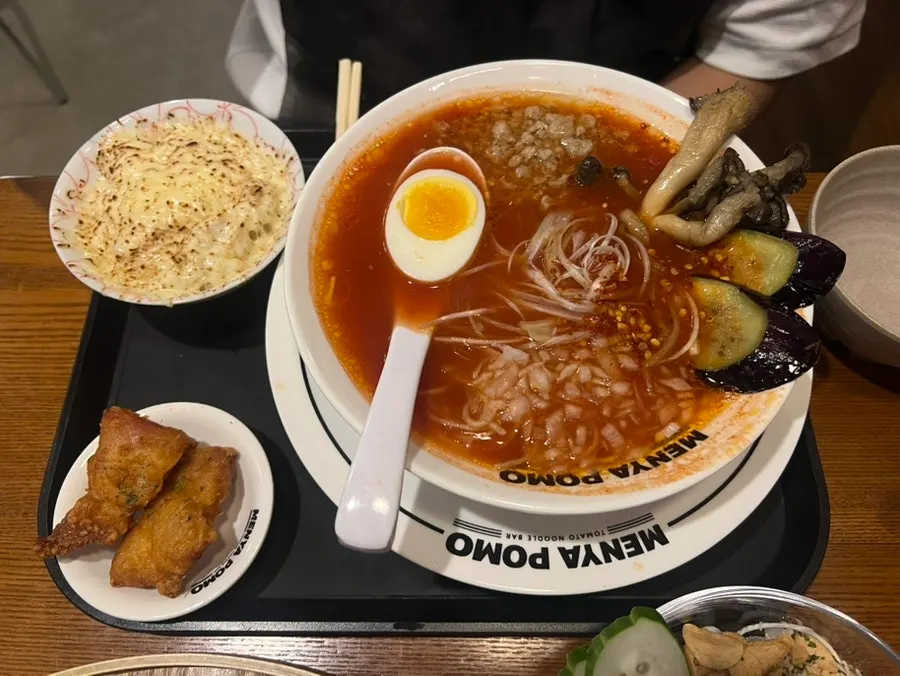 라멘과 세트 구성이 차려진 테이블