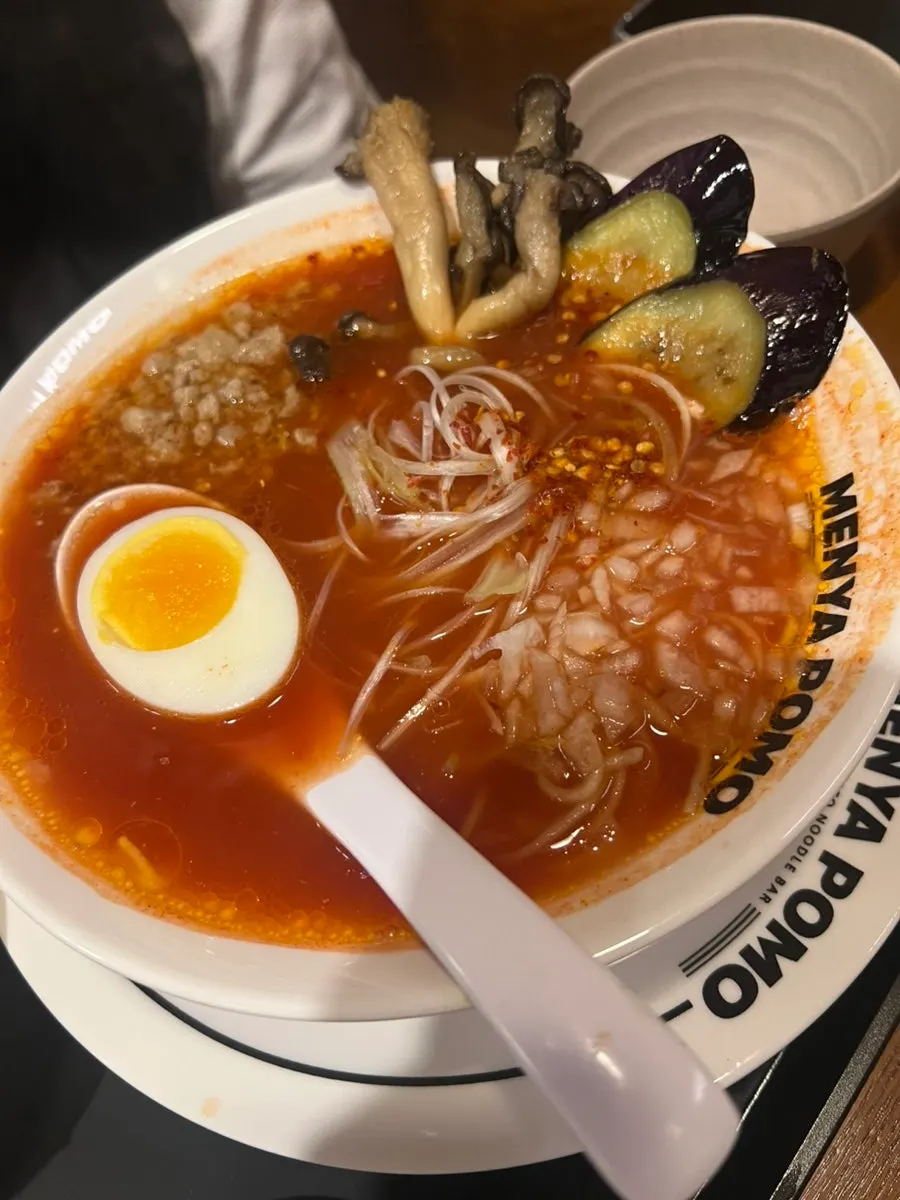 버섯과 가지가 올라간 구운채소토마토라멘